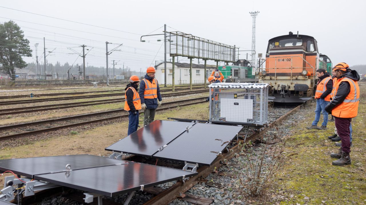 França cobre trilhos ferroviários abandonados com painéis solares e pode transformar o país em uma potência da energia renovável!