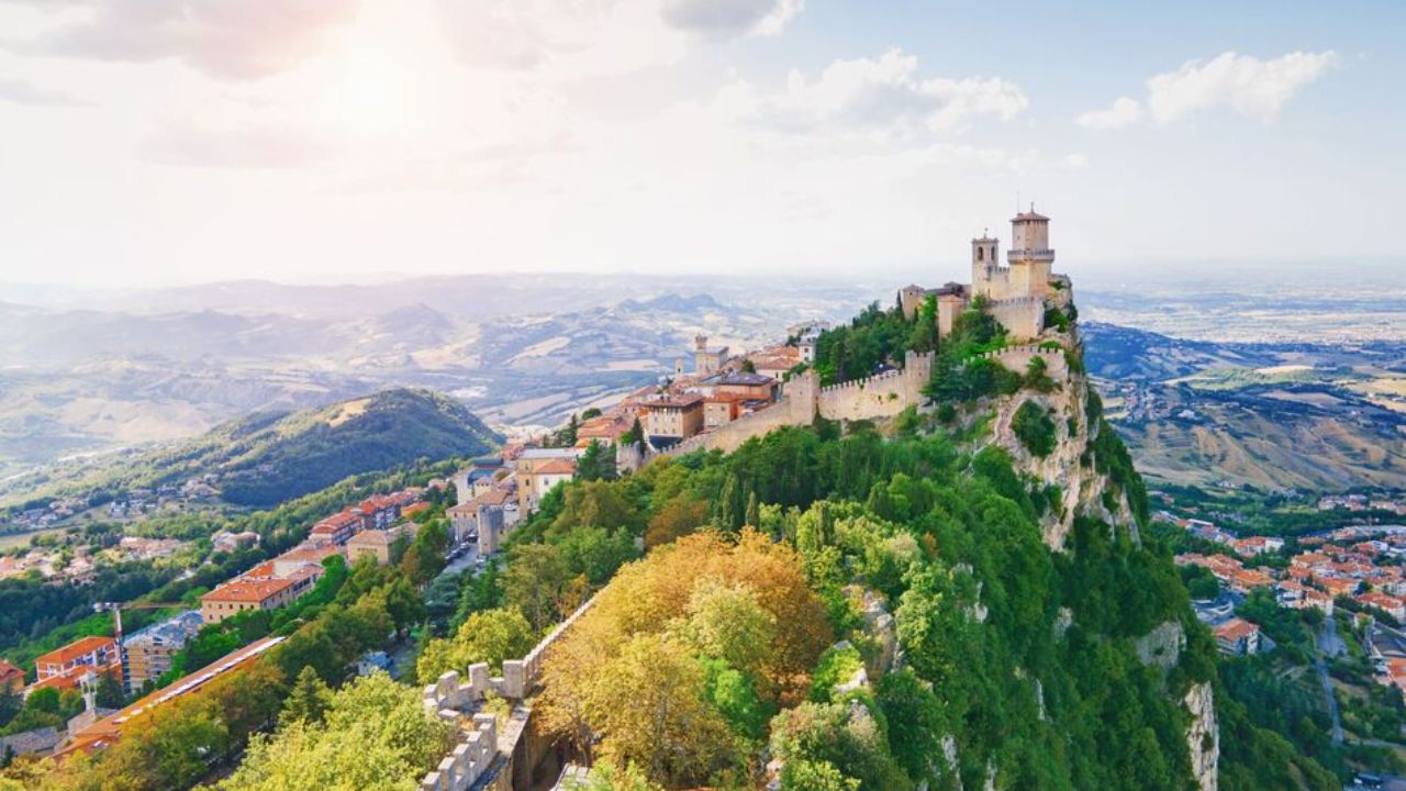 O país mais antigo do mundo: a incrível nação sem litoral que sobreviveu por mais de 1.700 anos com menos de 36.000 habitantes!