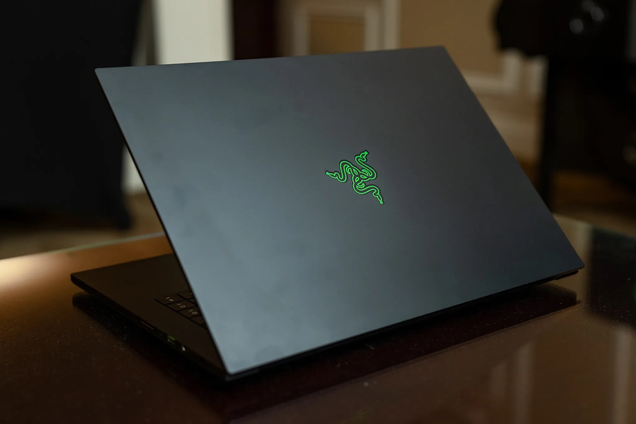 Chegou o notebook gamer mais fino do mundo! Equipado com RTX 5090, NVMe de 4TB e tela OLED de última geração, Razer lança notebook com desempenho surpreendente para jogos e criação de conteúdo