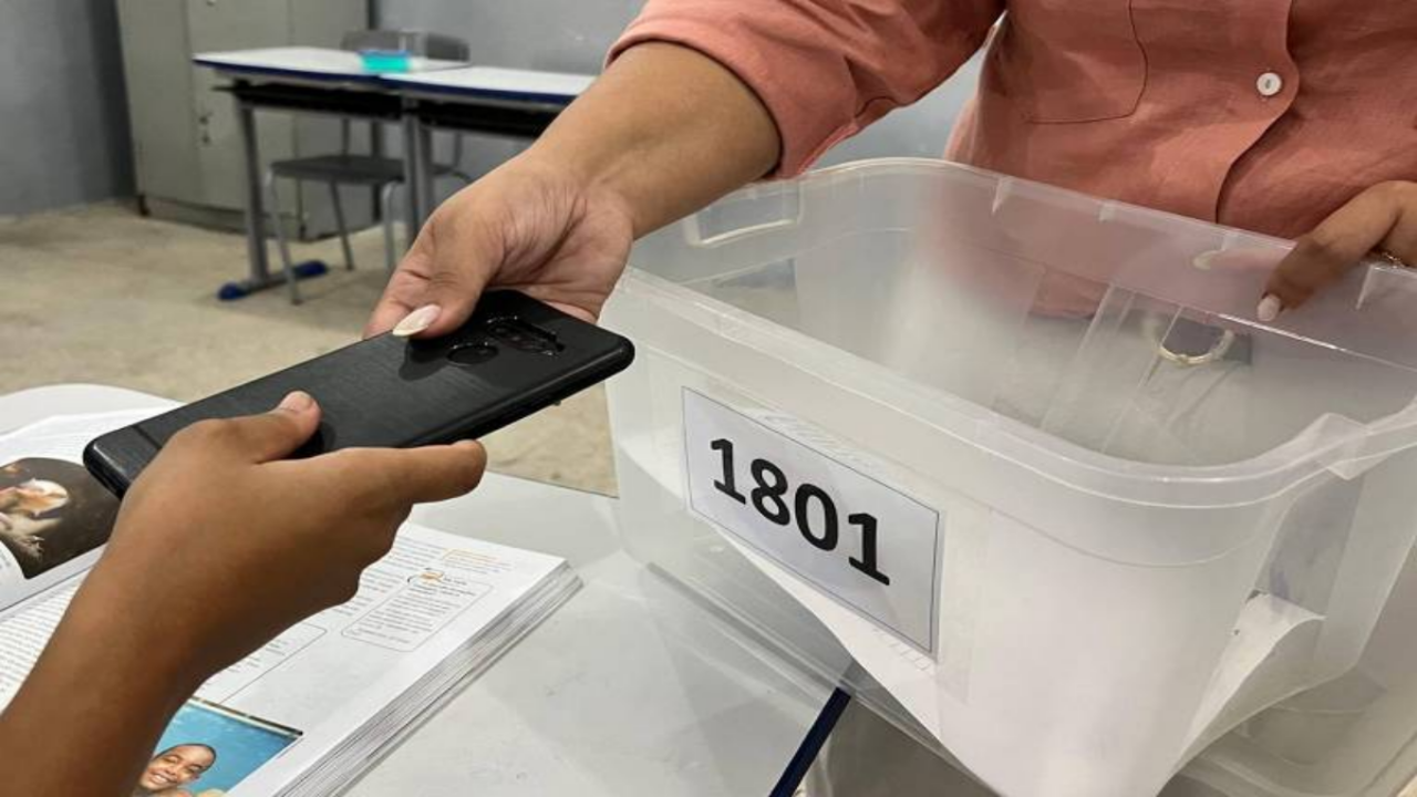 Adeus celular? Nova Lei aprovada pela Comissão da Câmara dos Deputados proíbe uso de celular nas escolas públicas e privadas para melhorar a concentração dos alunos e fortalecer a qualidade do ensino no Brasil