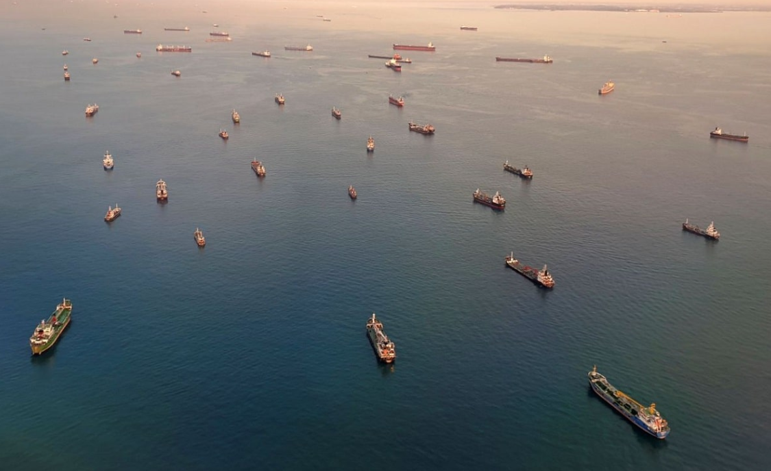 O projeto da Tailândia quer criar um atalho para os navios que hoje precisam passar pelo Estreito de Malaca. Em vez de darem uma volta enorme, as cargas serão desembarcadas em um porto, transportadas por terra por 90 km e embarcadas de novo do outro lado, economizando tempo e dinheiro no transporte global.