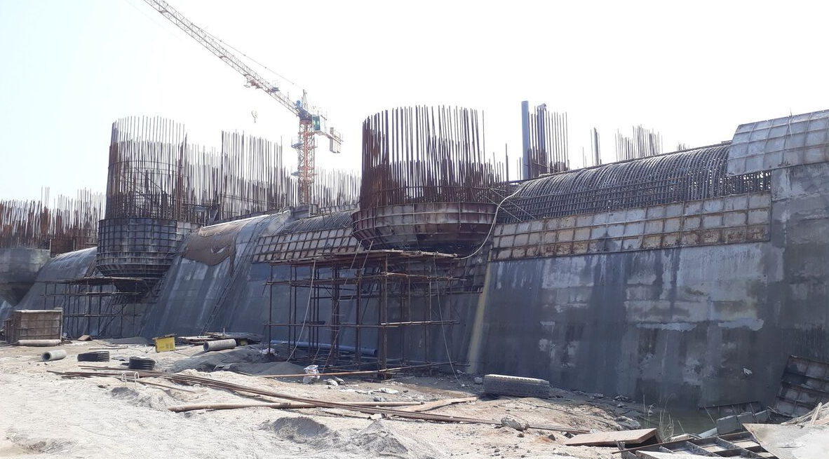 A construção da megabarragem já avançou bastante, com as comportas instaladas e parte do vertedouro pronta, mas ainda falta finalizar a barragem principal e a usina hidrelétrica. O governo quer concluir tudo até 2029, para levar água, energia e proteção contra enchentes para milhões de pessoas.