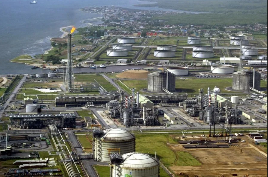 Refinaria Dangote não é a maior do mundo, mas é a maior refinaria de petróleo da África e uma das maiores do planeta em capacidade de processamento. Ela pode refinar 650.000 barris de petróleo por dia, o que a coloca entre as maiores refinarias de petróleo de um único trem de processamento (single-train refinery), ou seja, com um fluxo contínuo de produção sem múltiplas unidades separadas. A maior refinaria do mundo em capacidade total é a Jamnagar Refinery, na Índia, operada pela Reliance Industries, que pode processar cerca de 1,24 milhão de barris por dia.