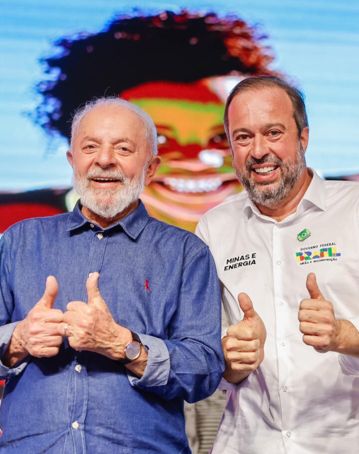 Presidente Lula ao lado do Ministro de Minas Energia.