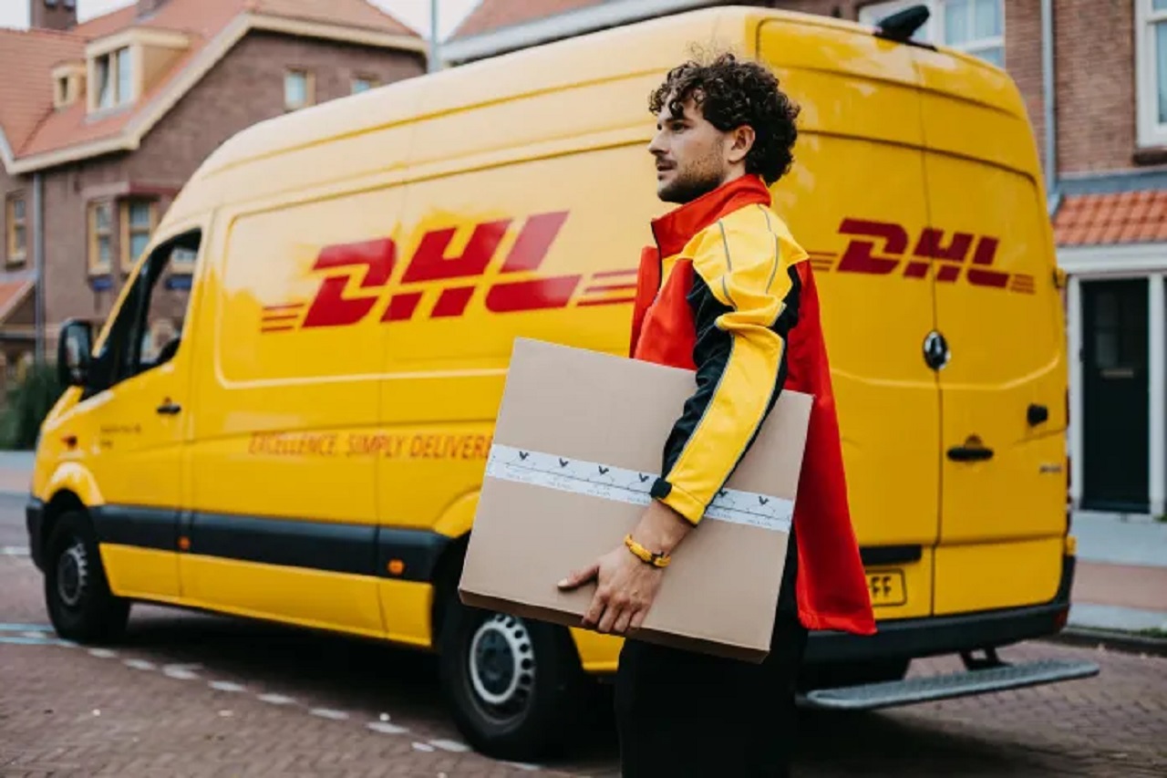 DHL Express convoca candidatos com ensino médio completo para preencher vaga de Assistente de suporte com salário de até R$ 1.986