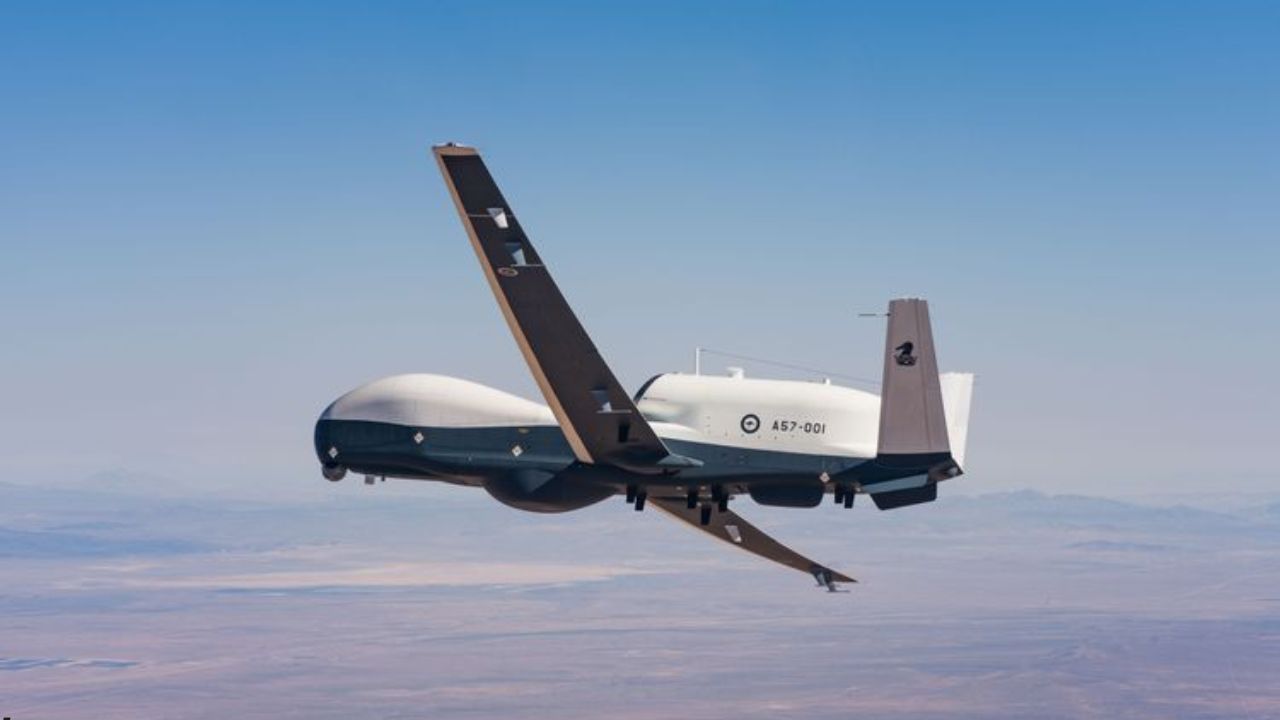 Marinha dos EUA expande sua frota com drones MQ-4C Triton, atingindo velocidades de até 575 km/h, aprimorando a vigilância marítima e a segurança nacional