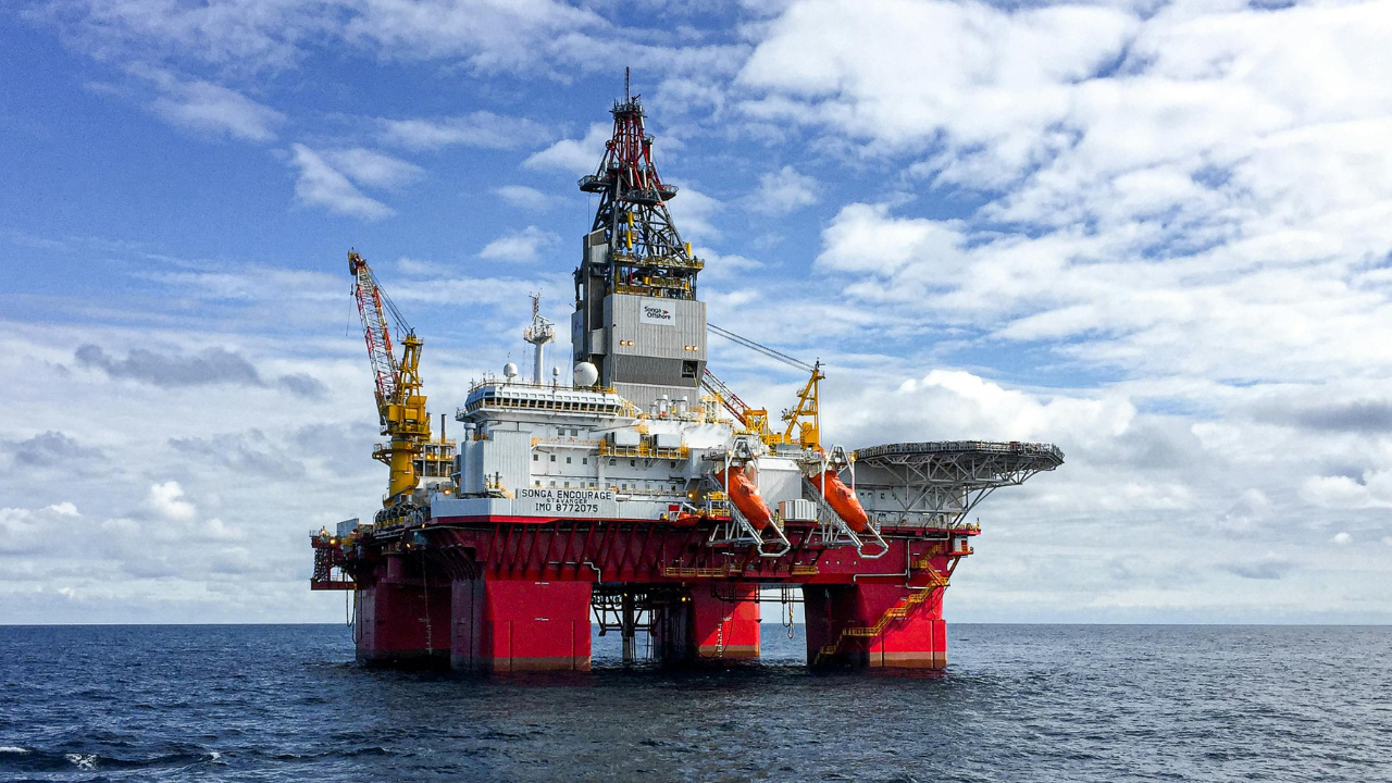 Baker Hughes assinou contrato com a Petrobras para fornecer sistemas de completação offshore, melhorando a eficiência na exploração de óleo.