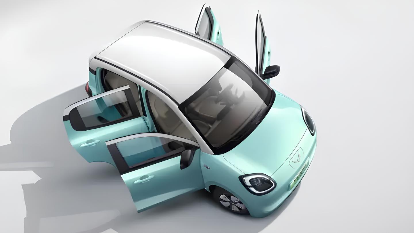 GM surpreende e lança versão 04 portas do carro elétrico mais barato da marca por apenas R$ 36.000 (US$ 7.000 sem considerar impostos)! Descubra detalhes, autonomia e tecnologia do modelo acessível