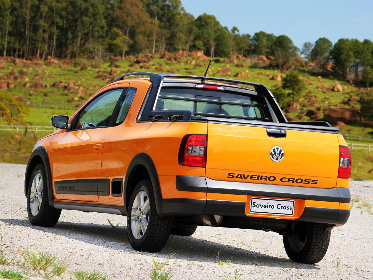 Na faixa dos R$ 55 mil, VW Saveiro Cross 1.6 8V seminova faz 12,3 km/l com gasolina e surpreende com autonomia de 402 km, sendo mais barata que Fiat Strada Adventure