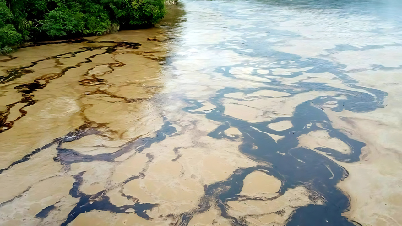 Desastre no Equador devastou cidades, afetou milhares de moradores e poluiu rios após vazamento de muitos barris de petróleo.