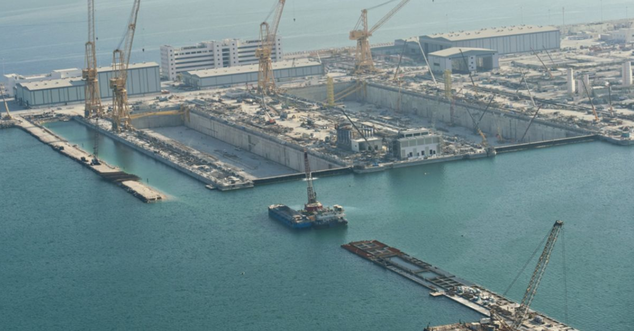 Visão aérea da construção do Grande Porto de Al-Faw, destacando sua magnitude e importância estratégica.