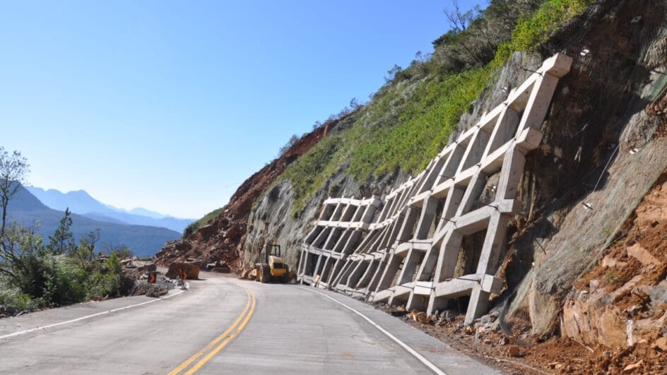 BR-285 em SC recebe contenção de 50 metros, maior que um prédio de 15 andares, para garantir segurança e evitar deslizamentos. (Imagem: reprodução/ Dnit)