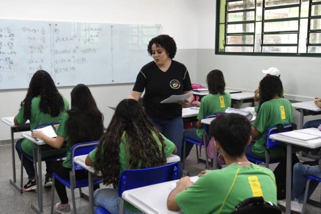 Brasil tem mais professores temporários do que efetivos pela 3ª vez seguida, e cenário preocupa especialistas