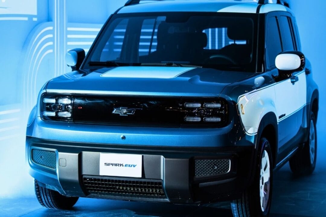 Chevrolet Spark EUV será lançado no Brasil em 2025 com até 400 km de autonomia, tecnologia de ponta e preço estimado entre R$ 130 mil e R$ 140 mil. Confira todos os detalhes do SUV elétrico.