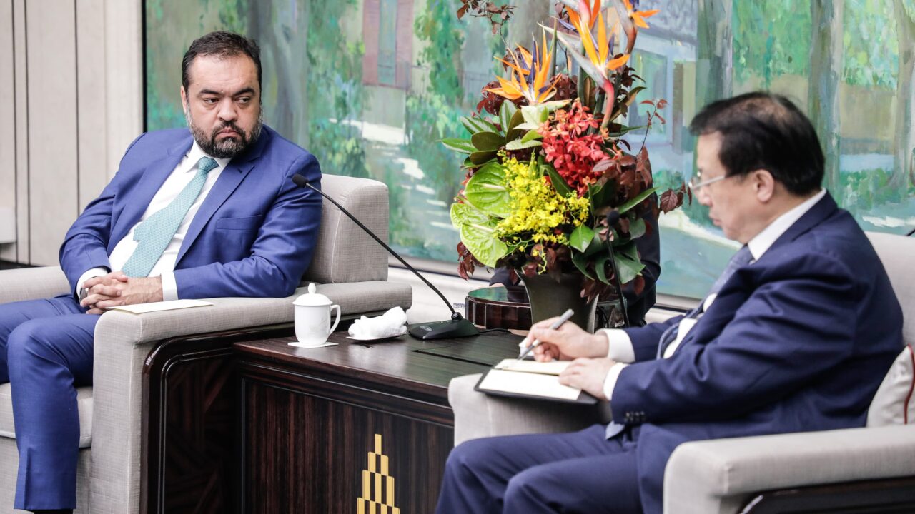 O governador do Rio de Janeiro, Cláudio Castro, articula a instalação da Envision Energy no estado e projeta hub de transição energética.