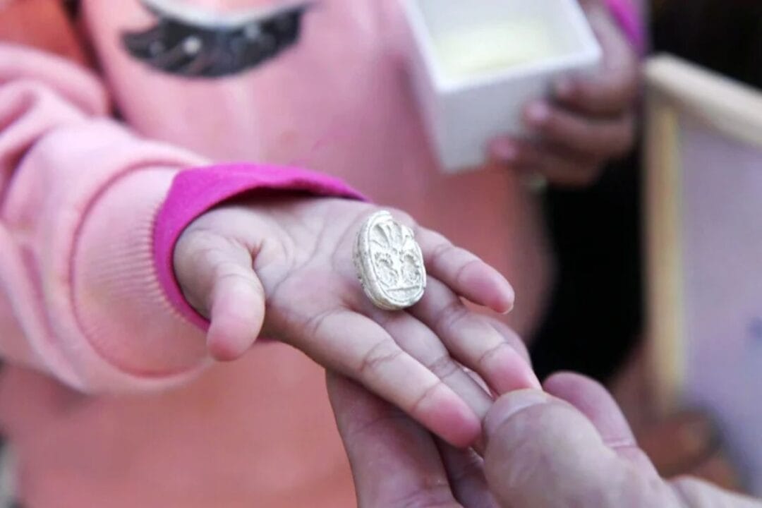 Menina de 3 anos encontra selo de escaravelho com 3.800 anos em Tel Azekah, Israel. A descoberta arqueológica surpreende especialistas e reforça a importância do sítio ligado ao embate bíblico entre Davi e Golias.