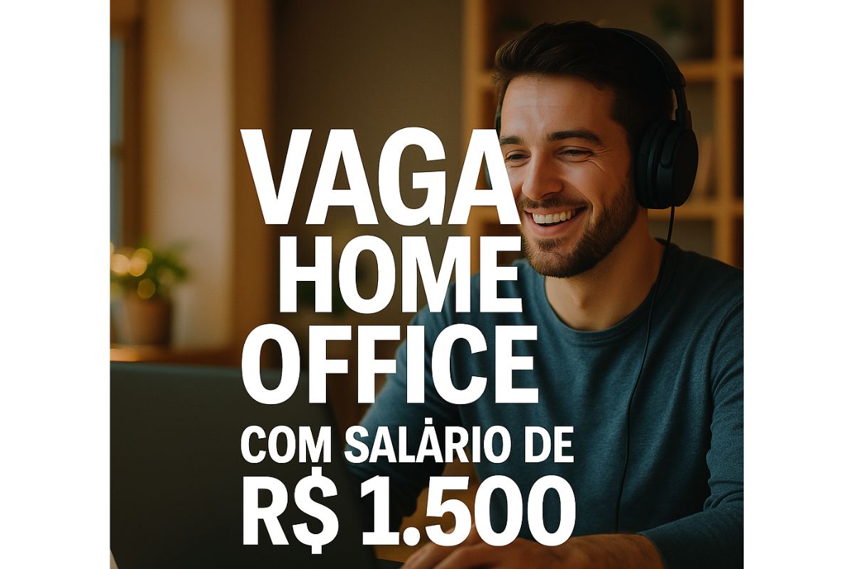 Imagem mostra jovem sorrindo em home office, sentado à frente de notebook com fones de ouvido, cenário iluminado por luz natural e ambiente organizado.