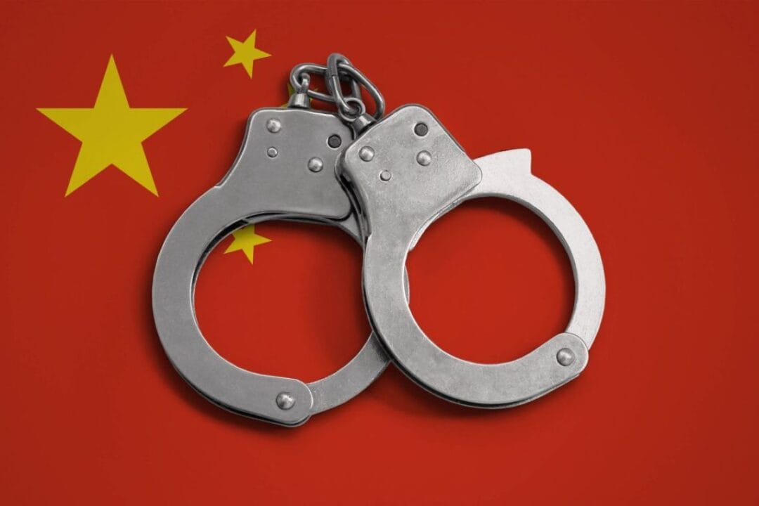 Em meio à guerra tarifária com os EUA, governo chinês emite alerta e recomenda que turistas e estudantes evitem viagens e estudos em solo americano por riscos crescentes