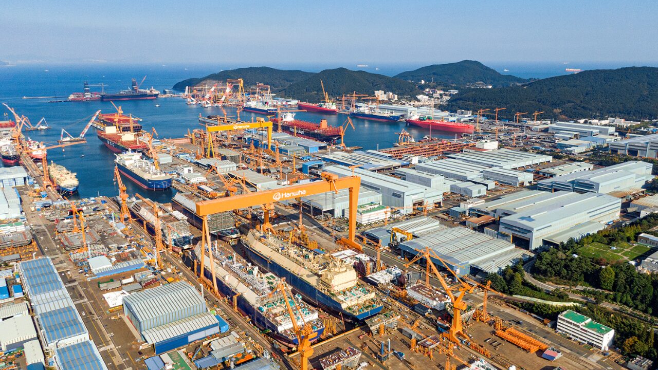 Hanwha Ocean, Estaleiro sul-coreano, quer construir o primeiro navio de gás natural nos EUA após nova regra que exige fabricação nacional e limita embarcações feitas na China.