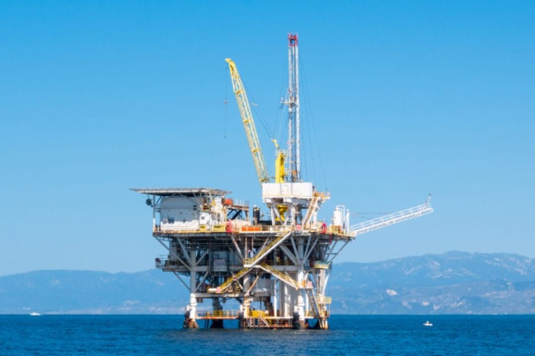 Esquema técnico de instalações de cabeça de poço offshore em águas profundas