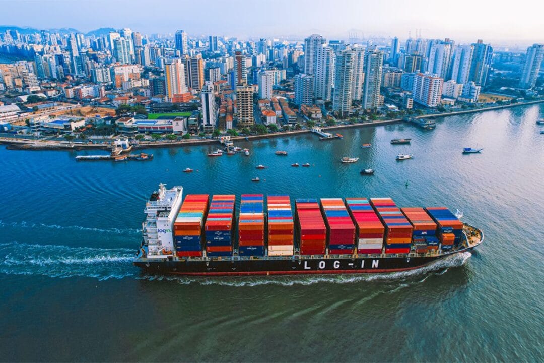 Log-In Logística Integrada oferece 3 vagas de emprego para Comandante e Chefe de Máquinas. Salários até R$ 15 mil, certificações STCW e benefícios como plano de saúde integral. Inscrições até maio/2025.