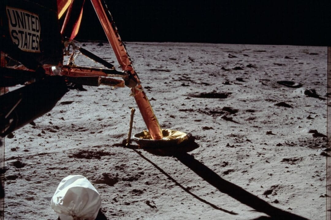 NASA oferece US$ 3 milhões para reciclar 96 sacos de fezes e urina deixados na Lua há 50 anos. Desafio visa transformar 250 kg de dejetos em água, energia e fertilizantes para missões Artemis, sob temperaturas de -170°C a 120°C. Solução sustentável para exploração espacial.