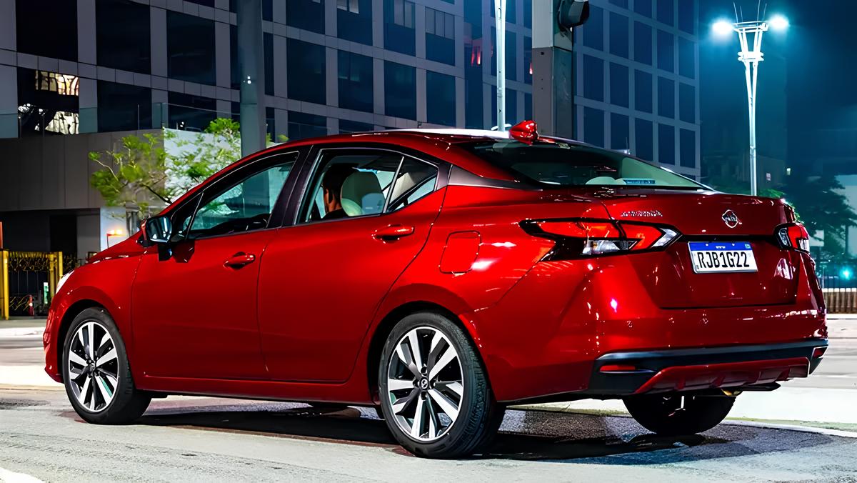 Novo sedã da Nissan faz até 15 km/l com gasolina e já está disponível nas concessionárias em 2025