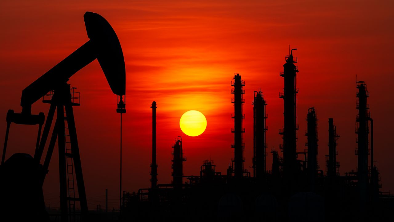 Petróleo despenca com temor de recessão global após nova escalada comercial entre EUA e China