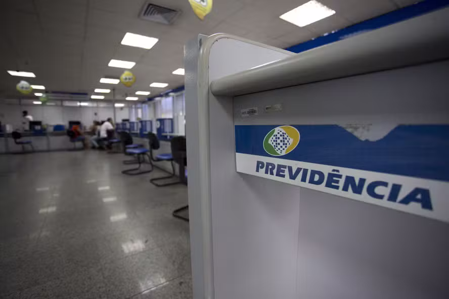 Pagamento do 13º salário do INSS antecipado em abril e maio de 2025 para aposentados, segundo decreto do presidente Lula