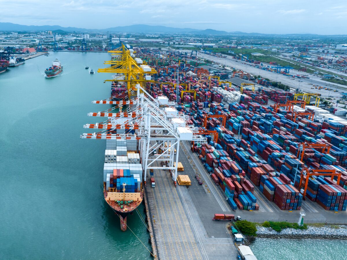 China critica tarifas dos EUA a navios chineses, alertando para impactos no comércio global; medida visa revitalizar a indústria naval americana.