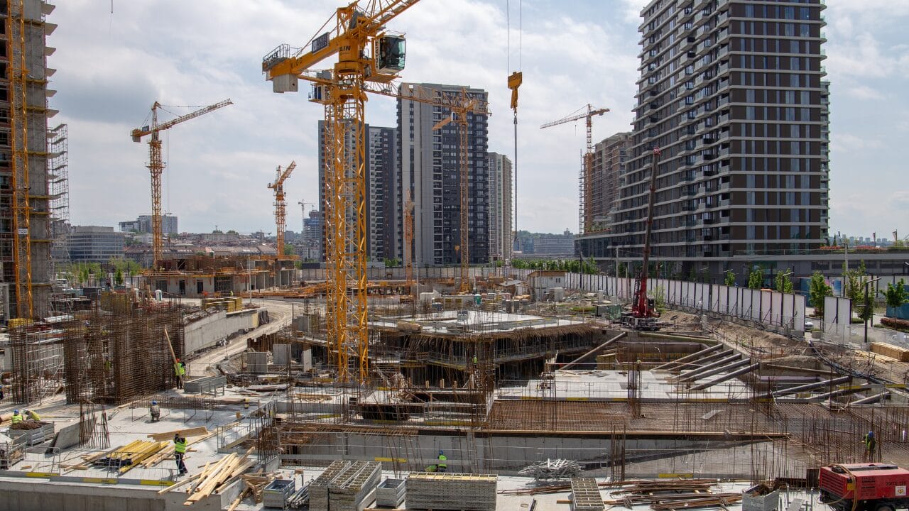 A construção de Brasília custou 12,3% do PIB em 1959 e transformou o Centro-Oeste, gerando debates sobre seus impactos econômicos.