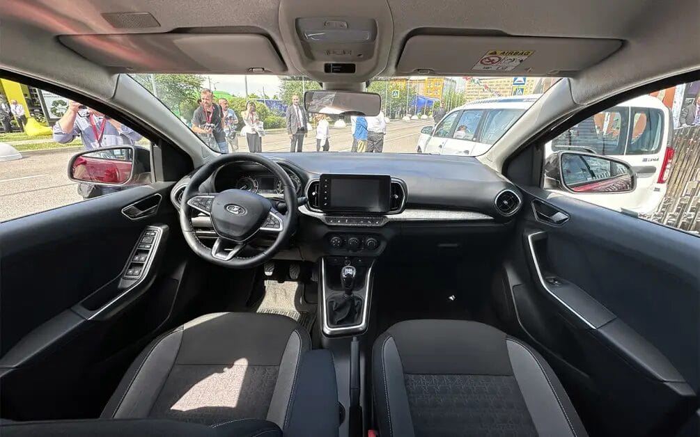AvtoVAZ lança o Lada Iskra, um modelo econômico e acessível com 90% de peças russas. Um marco para a indústria automobilística do país.