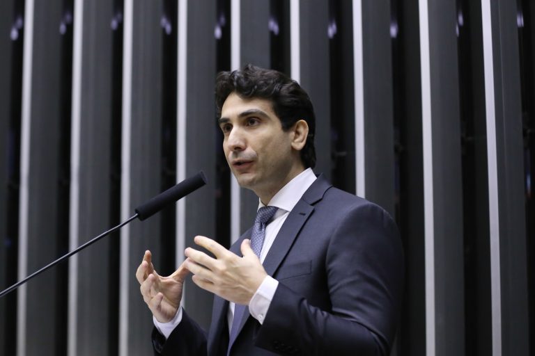 Gabriel Galípolo discursa na Câmara dos Deputados sobre política monetária e desempenho econômico do Brasil em 2025.