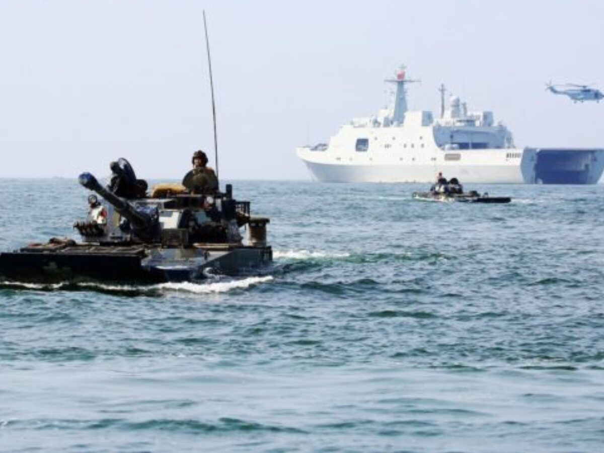 Aliança militar entre Japão e Estados Unidos avança com simulação estratégica envolvendo conflito no Estreito de Taiwan e resposta coordenada contra embarcações chinesas.