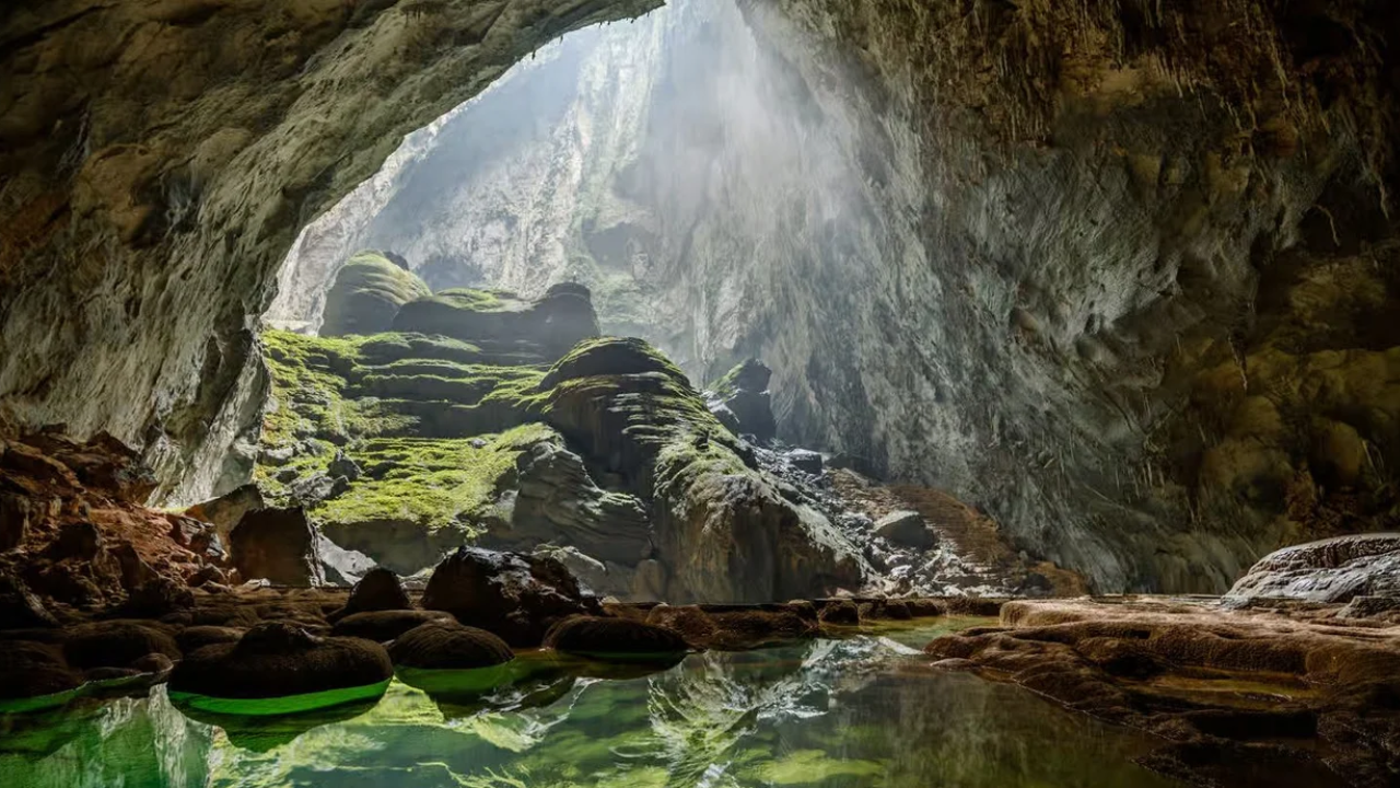 A maior caverna do mundo continua sendo um dos destinos mais fascinantes e misteriosos do planeta. Suas dimensões impressionantes, formações geológicas únicas e ecossistema singular fazem de Hang Son Doong um verdadeiro tesouro natural. 