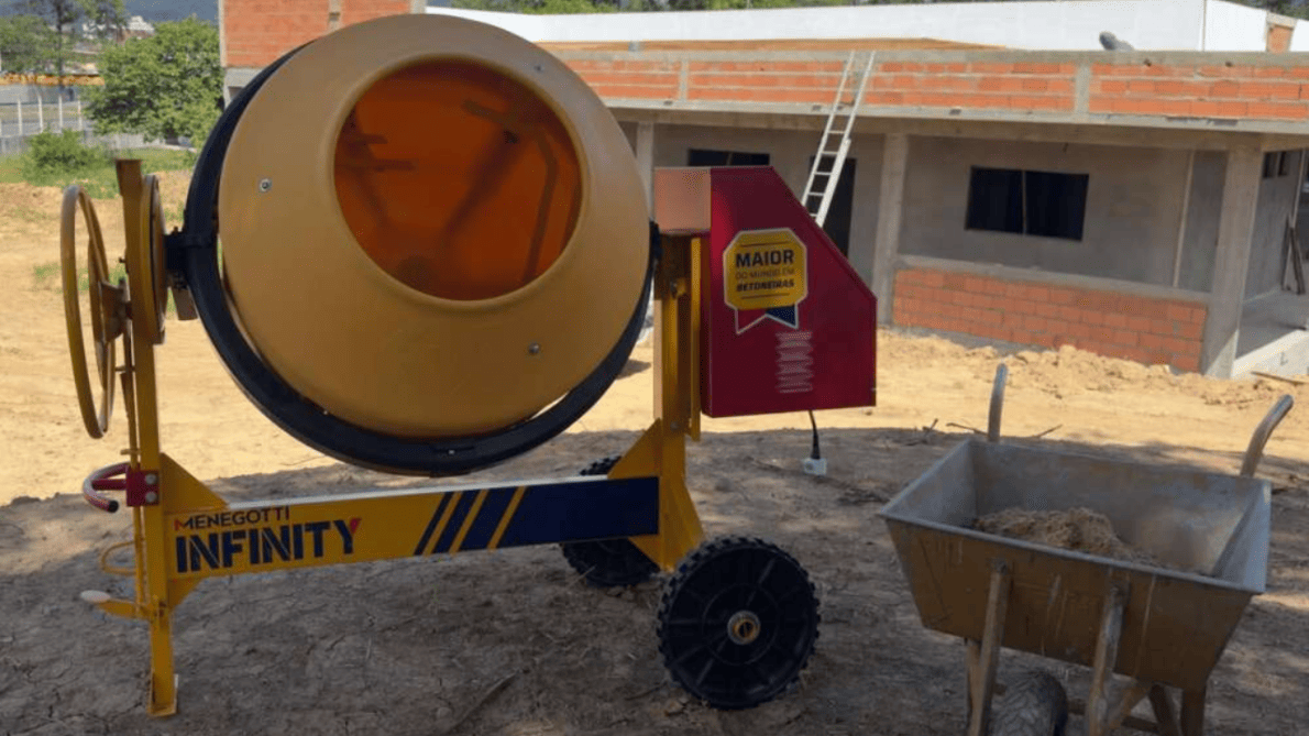 Conheça a Infinity 400L, a nova Betoneira da Menegotti com tambor de polímero que promete facilitar a construção civil.