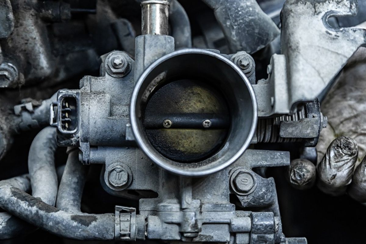 Gasolina aditivada LIMPA a TBI do seu carro? Desvendamos o MITO! Veja como ela atua de verdade e se remove borras do motor. Confira