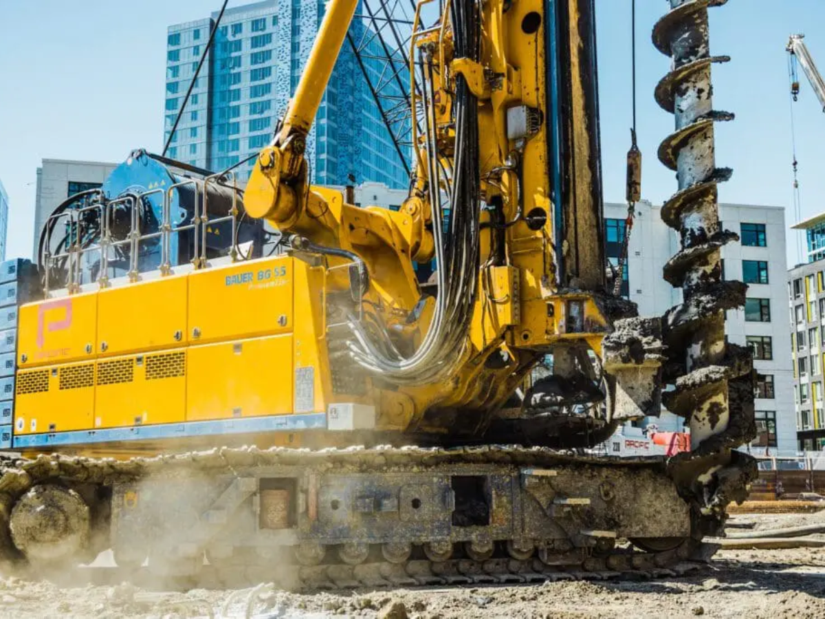 Descubra a Bauer BG 55, a Gigante perfuratriz de 180t capaz de criar fundações tão profundas quanto um prédio de 50 andares. Conheça sua força e tecnologia de ponta