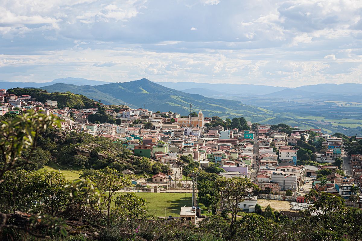 Em São Thomé das Letras, cidade brasileira mística, carros parecem subir a Ladeira do Amendoim sozinhos. Entenda a ciência por trás deste intrigante fenômeno