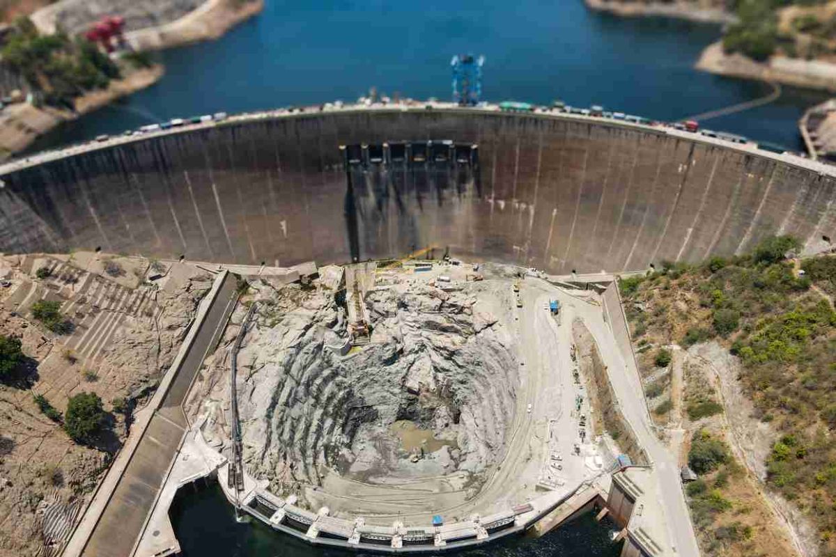 Barragem de Kariba: conheça a maior barragem do mundo por volume do reservatório! Detalhes de seu lago de 185km³, história e impactos na África