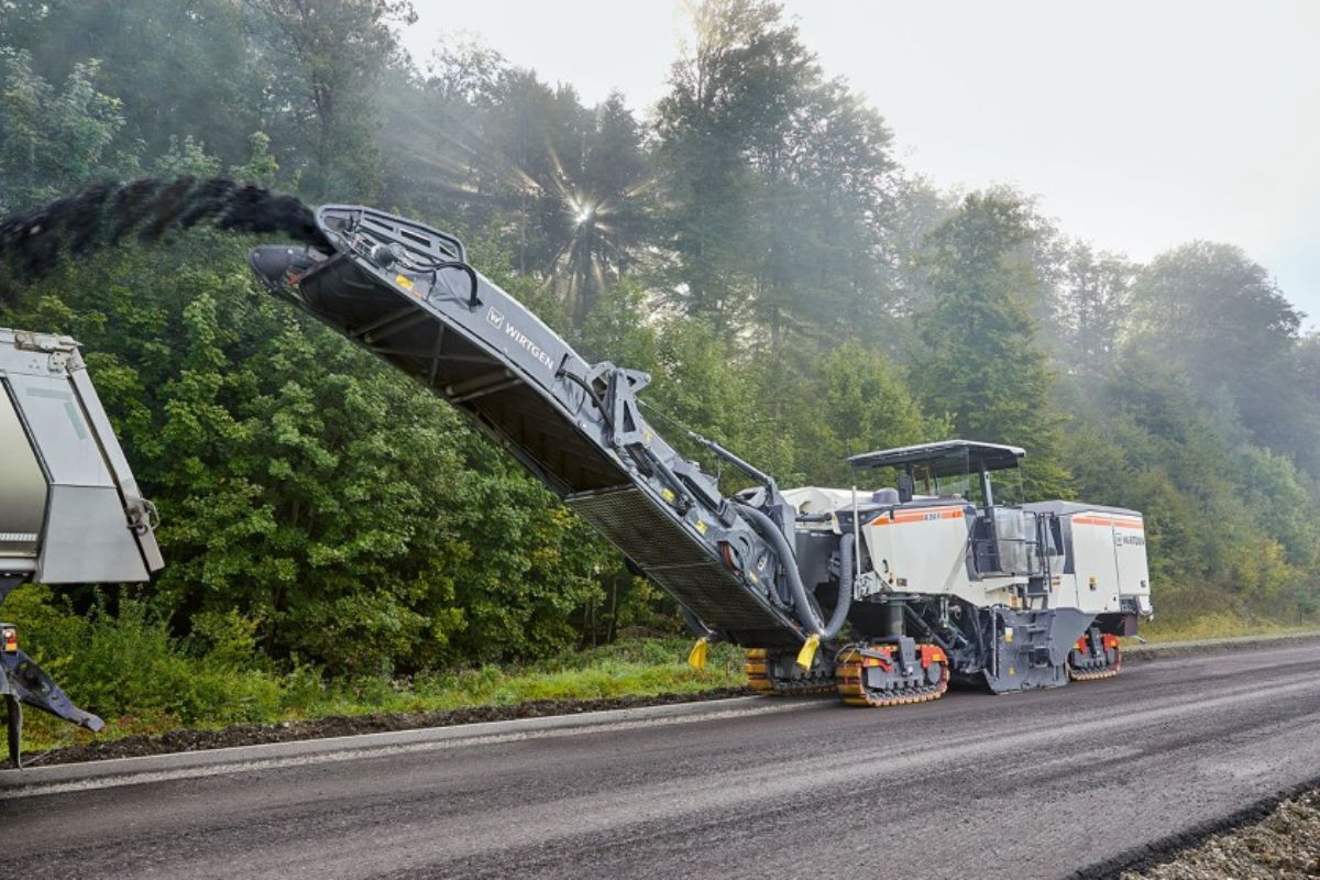 Descubra a Wirtgen W 250 Fi, exemplo da maior fresadora de asfalto do mundo. Veja suas tecnologias avançadas, capacidade e como opera em grandes obras