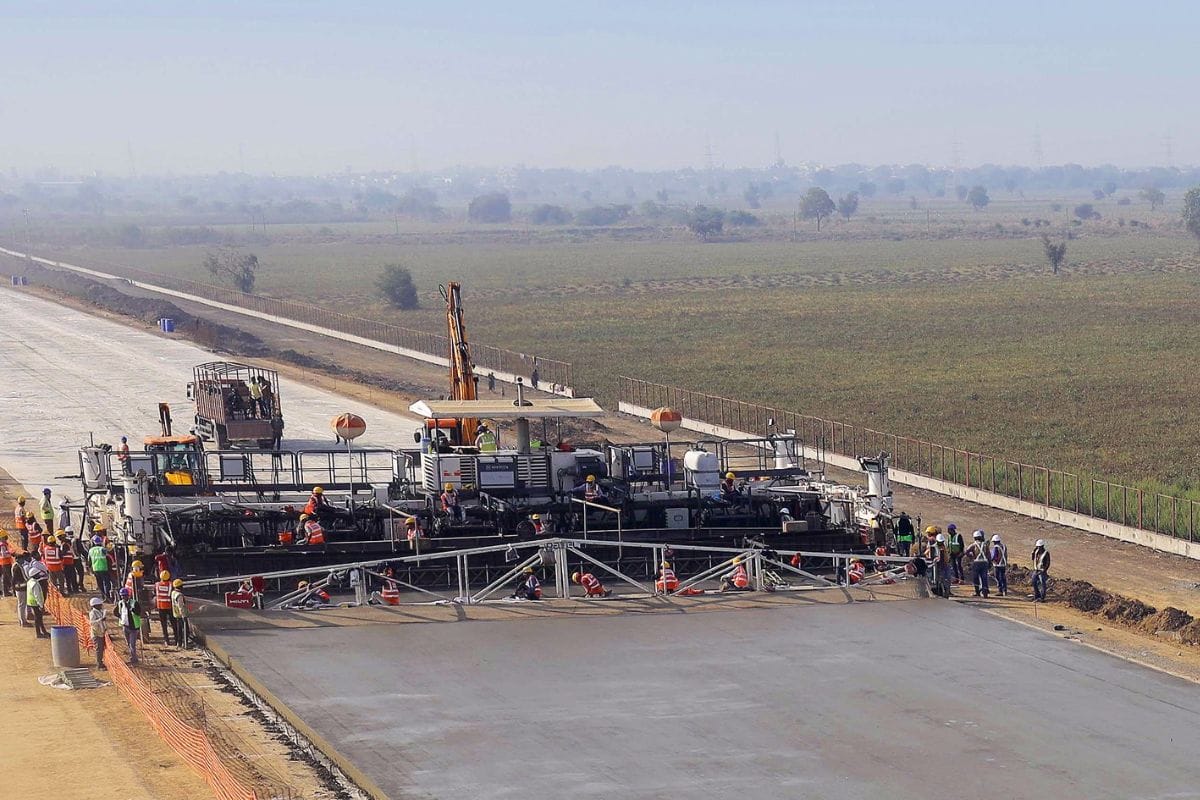 Conheça a Wirtgen SP 1600, pavimentadora de concreto para mega obras. Com até 16m de largura e nivelamento de precisão em uma só passada.