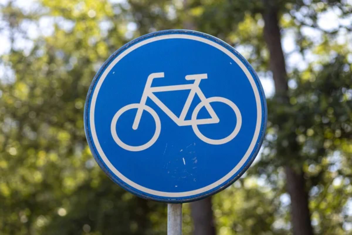 Placa azul redonda com bicicleta: ciclista na calçada ou fim da ciclovia? Entenda as regras!
