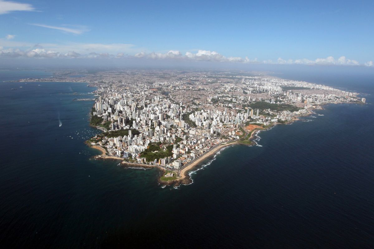 A primeira capital brasileira, Salvador, nasceu sobre uma falha geológica! 🇧🇷 Descubra como essa estrutura moldou a Cidade Alta/Baixa e sua história