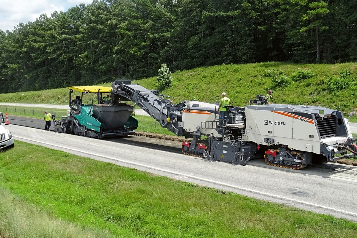 Inovação em estradas! 🚜 A recicladora de asfalto a frio Wirtgen W 380 CRi recicla 100% do asfalto na via em uma só passada.