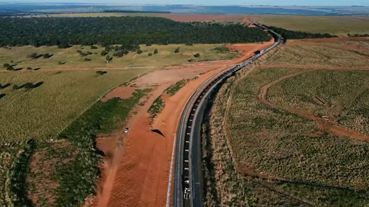 Por décadas, o Mato Grosso enfrentou um dilema: alta produção versus escoamento deficiente, gerando custos elevados e freando o agronegócio. Agora, uma iniciativa inédita surge: a construção da primeira ferrovia estadual do Brasil. Com mais de 700 km, financiada pela iniciativa privada, ela promete reduzir custos e transformar a logística do Centro-Oeste. Mas como isso se tornou realidade e quais os impactos esperados? O Canal EngeZone aponta que é preciso analisar o histórico para entender essa mudança de rota.