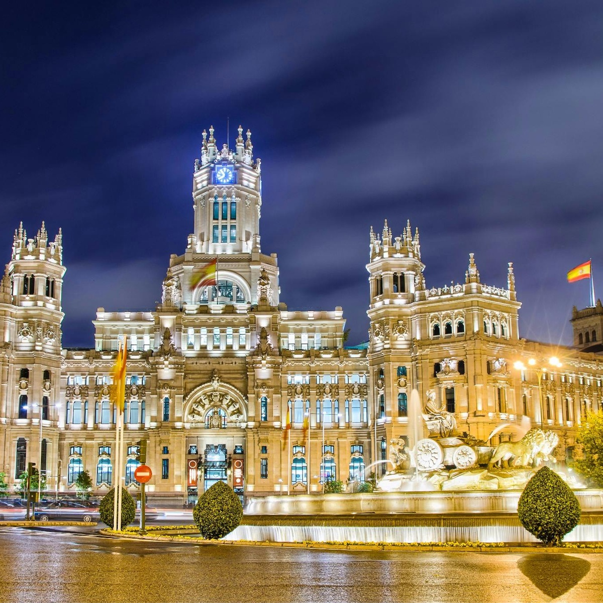 Palácio de Cibeles iluminado à noite com a fonte de Cibeles em primeiro plano, cartão postal de Madrid, Espanha