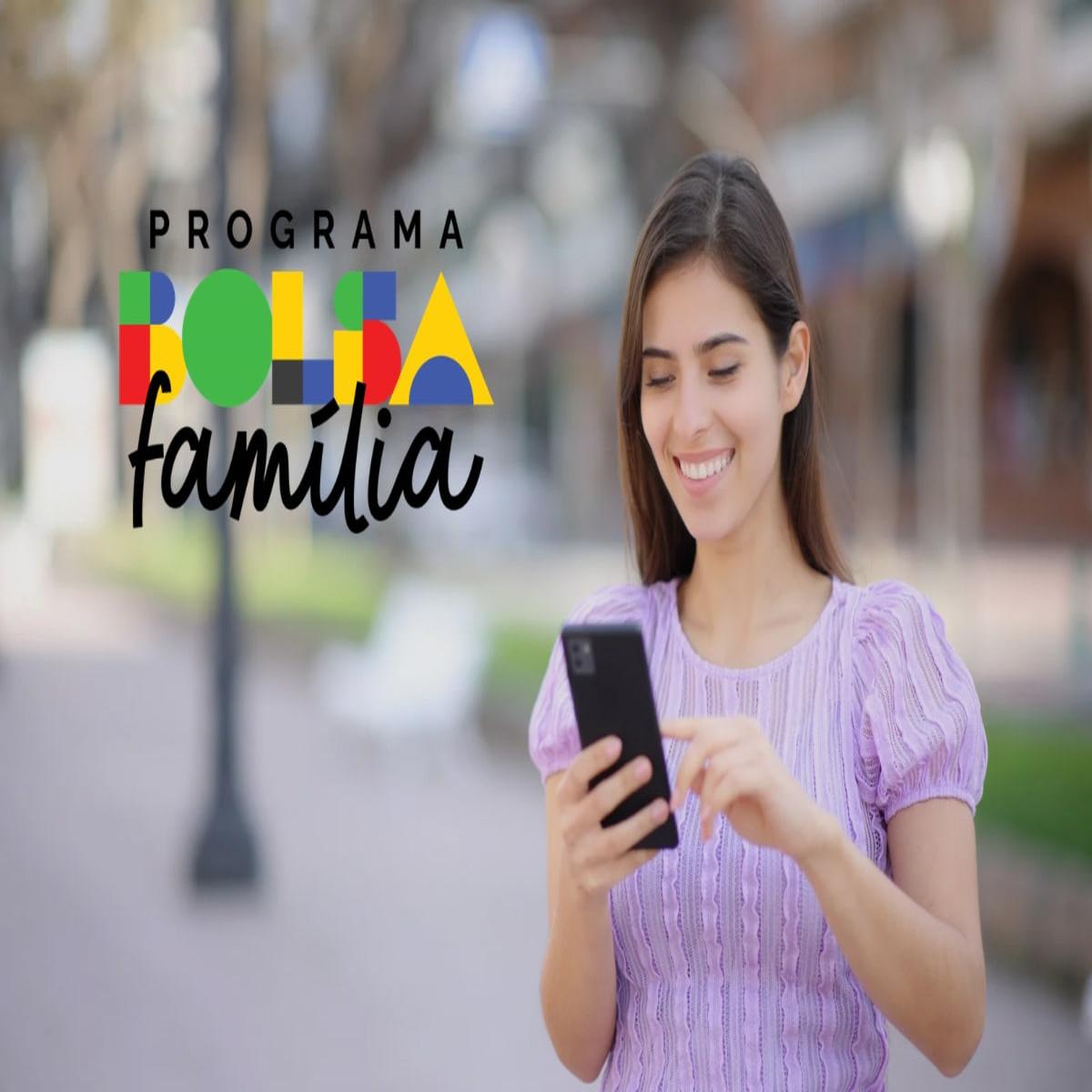 Mulher sorridente usando celular com logotipo do Programa Bolsa Família ao fundo