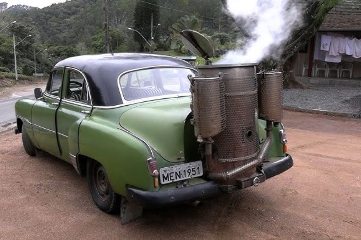 Combustíveis bizarros que já moveram carros! ⛽ De lenha a tequila, descubra as alternativas mais estranhas e criativas da história automotiva