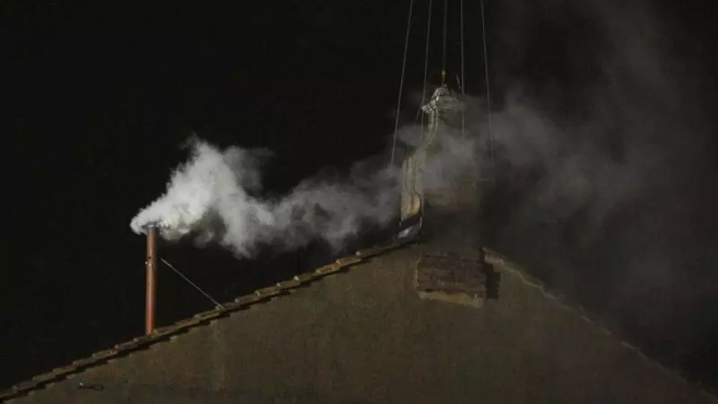 Como funciona a fumaça do novo Papa? Vaticano revelou fórmula após décadas de mistério